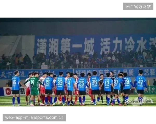 足球前锋被撞飞两米仍坚持，展现拼搏精神的力量